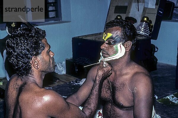 Kathakali  aufwändiges Make-up erfordert Hilfe in Kerala Kalamandalam in Cheruthuruthy bei Soranur  Kerala  Südindien  Indien  Asien