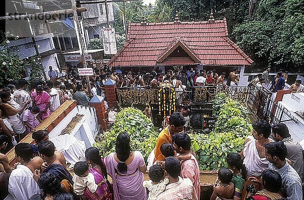 Vijayadasami-Tag im Saraswathi-Tempel in Panachikadu bei Kottayam  Kerala  Südindien  Indien  Asien