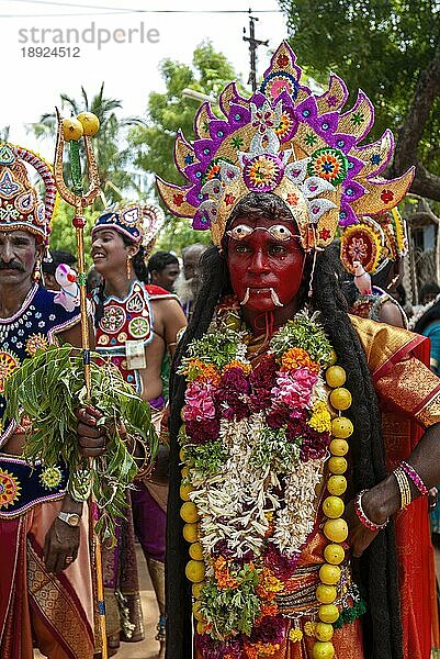 Das Bild des Mannes gekleidet als Göttin Kali in Dasara Dussera Dusera Festival in Kulasai Kulasekharapatnam in der Nähe von Tiruchendur  Tamil Nadu  Südindien  Indien  Asien