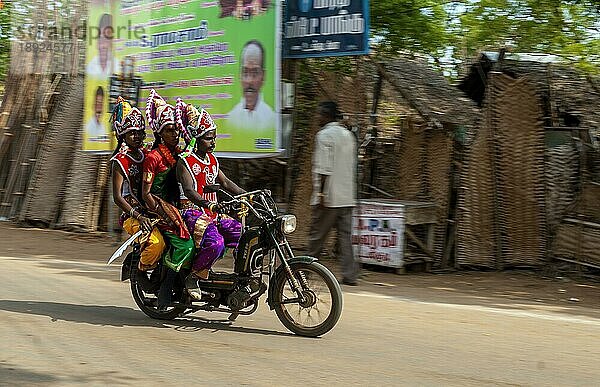 Männer verkleiden sich als Hindu-Götter und fahren auf einem Moped während des Dasara Dussera Dusera Festivals in Kulasai Kulasekharapatnam in der Nähe von Tiruchendur  Tamil Nadu  Südindien  Indien  Asien