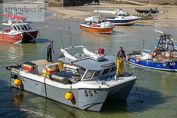 Blick auf ein Fischerboot in St Ives  Cornwall  am 13. Mai 2021. Zwei nicht identifizierte Personen  ST IVES  CORNWALL  Großbritannien  Europa