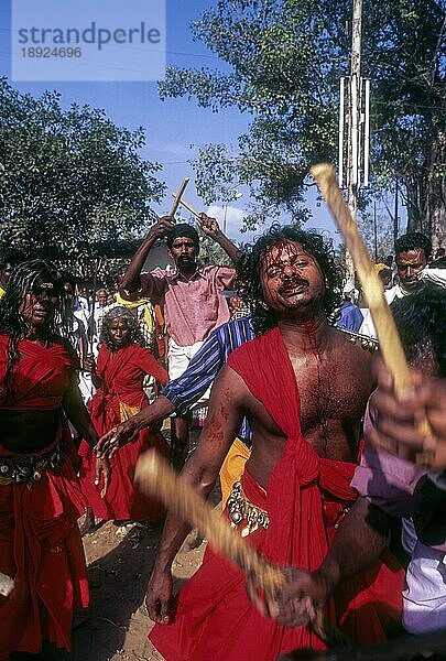 Velichappadu oder Orakel beim Bharani Fest in Kodungallur  Kerala  Indien  Asien