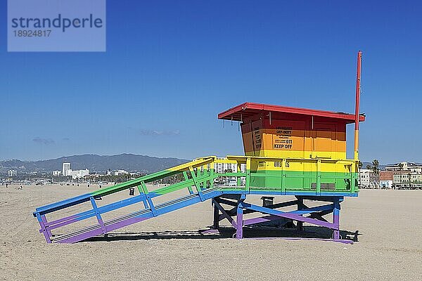 Lifeguard-Tower  Rettungsschwimmer-Turm  Regenbogenfarben  LGBTQ-Symbol  Venice Beach  Los Angeles  Kalifornien  USA  Nordamerika