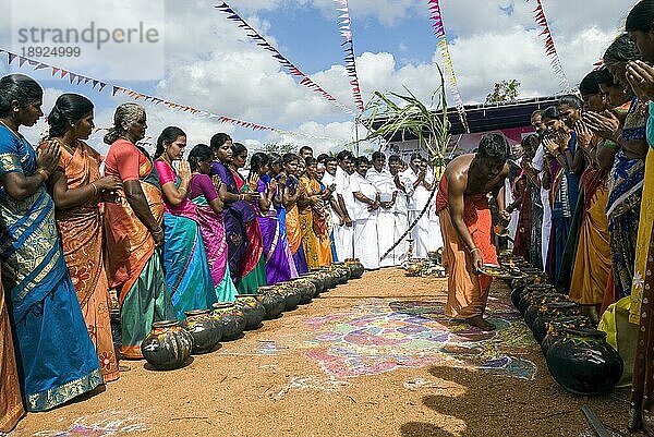 Ein Priester Poojari bei der Durchführung von Pooja Puja für die Pongal-Töpfe während des Pongal-Festes in Pollachi  Tamil Nadu  Südindien  Indien  Asien