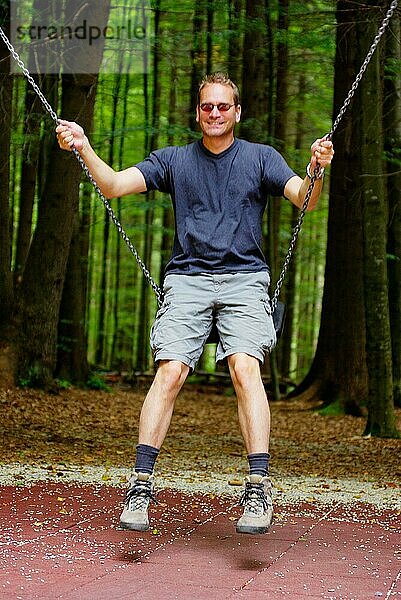 Mann auf Schaukel  Nationalpark Bayrischer Wald  Bayern  schaukeln  Deutschland  Europa