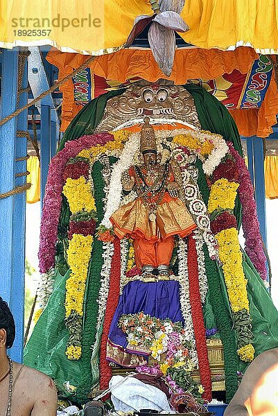 Göttin Karpagambal  Prozession auf Chariot  Arupathumoovar Festival im Kapaleeswarar-Tempel in Mylapore  Chennai  Tamil Nadu  Indien  Asien