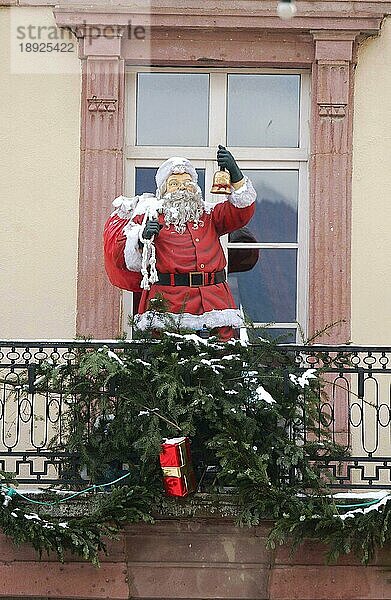 Weihnachtsmann auf dem Balkon  Dekorationen im Elsass  im Osten Frankreichs