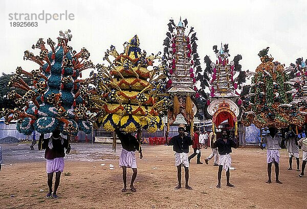 Kavadiyattam in Atham Athachamayam Feier in Thripunithura während Onam in der Nähe von Ernakulam  Kerala  Südindien  Indien  Asien