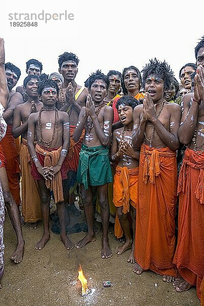 Pilger nach einem Bad im Fluss Thamirabarani und einem Aarti-Gebet während des Vaikasi Visakam Festivals in Tiruchendur  Tamil Nadu  Südindien  Indien  Asien