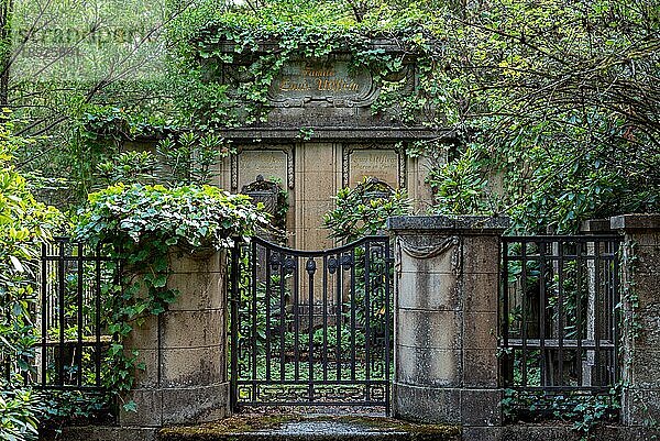 Mausoleum und Familiengrab von Louis Ferdinand Ullstein  einer berühmten Verlegerfamilie in Berlin. Das Grab befindet sich auf dem Südwestkirchhof Stahnsdorf  einem berühmten Wald und Prominentenfriedhof im Bundesland Brandenburg im Süden Berlins