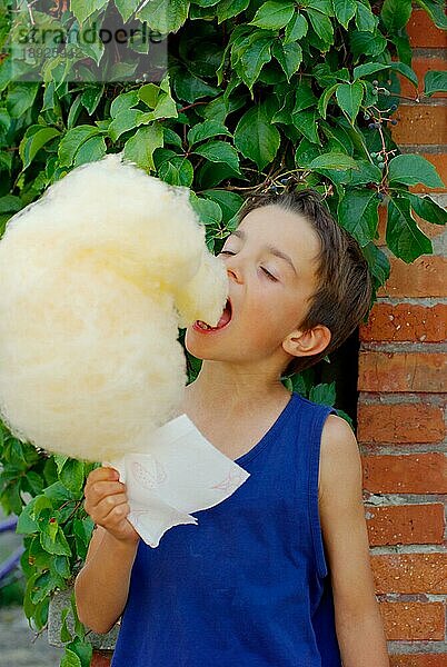 Kind ißt Zuckerwatte  naschen  Süßigkeiten