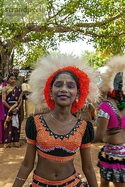 Karagam Karagattam Tänzer  Volkstanz in Dasara Dussera Dusera Festival in Kulasai Kulasekharapatnam nahe Tiruchendur  Tamil Nadu  Südindien  Indien  Asien