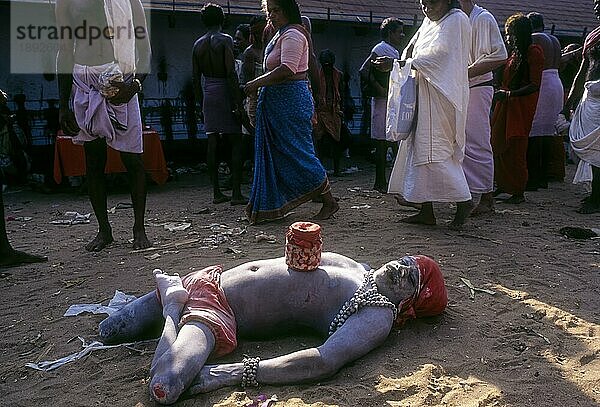 Ein amputierter Bettler beim Bharani Fest in Kodungallur  Kerala  Indien  Asien