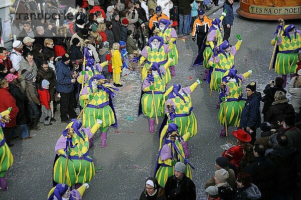 Menschen in Karnevalskostümen beim Karnevalsumzug  Aalst  Flandern  Belgien  Fastnacht  Europa