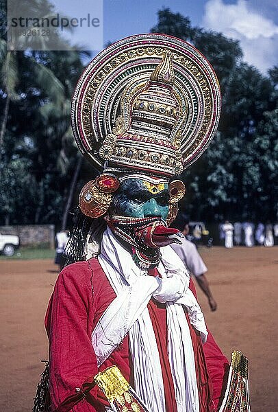 Garudan Thookkam Tänzerin bei der Atham Feier in Tripunithura bei Ernakulam  Kerala  Südindien  Indien  Asien