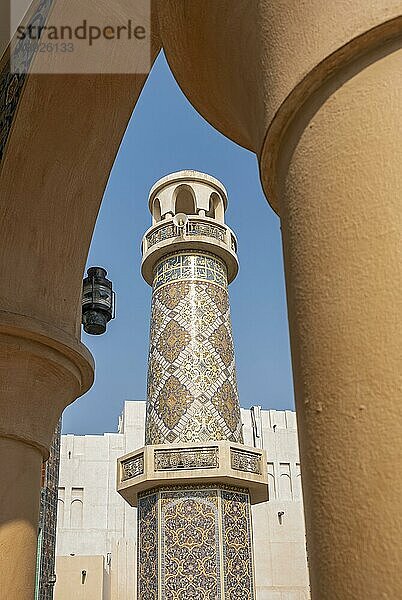 Minarett durch die Arkaden der Katara Moschee gesehen  Katara Cultural Village  Doha  Katar  Asien