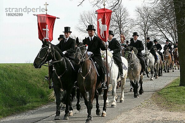 Europa  Deutschland  Sachsen  Oberlausitz  sorbische Orte  Brauchtum  Osterreiten  Osterprozessionen Das Osterreiten wird in Bautzen und den nordwestlich von Bautzen liegenden sorbischen Orten der Oberlausitz als eine lebendige Tradition seit vielen Ja  Europa