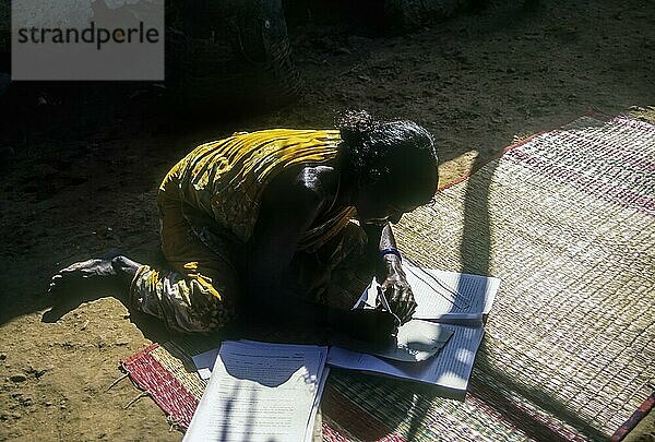 Eine Stammesangehörige lernt im Rahmen des Bildungsprogramms für ältere Menschen in Anaikatty  Tamil Nadu  Südindien  Indien  Asien