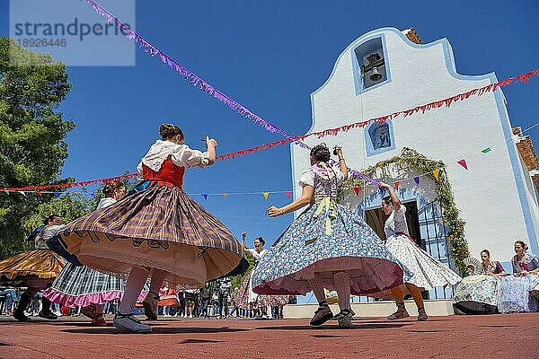 Frauen in traditionellen Kleidern tanzen vor der Kapelle Ermita de San Vicent  jährliche Fiesta zur Ehrung des gleichnamigen Heiligen in Cautivador oder Captivador  Gemeinde La Nucía  Provinz Alicante  Land Valencia  Costa Blanca  Spanien  Europa