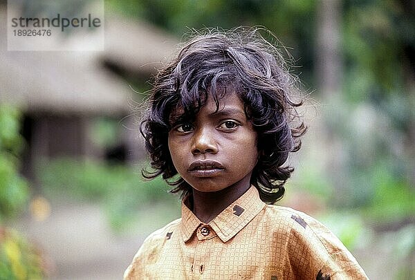 Junge vom Stamm der Jenu Kurumba in Nagarahole  Karnataka  Südindien  Indien  Asien