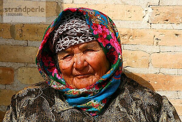 Alte Frau mit Kopftuch  Chiwa  Usbekistan  Asien