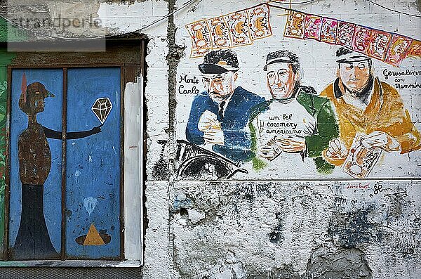 Neapel Kampanien Italien. Straßengraffiti in Quartieri Spagnoli (Spanische Viertel)  einem Teil der Stadt Neapel in Italien. Es ist eine arme Gegend  die unter hoher Arbeitslosigkeit und starkem Einfluß der Camorra leidet. Das Gebiet besteht aus einem Netz von etwa achtzehn
