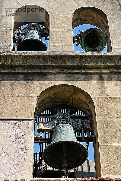 Glockengiebel mit drei Glocken an einer Kirche in Donostia San Sebastian  Baskenland im Norden Spaniens