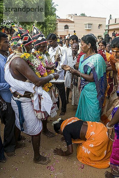 Eine Frau verehrt Samiyadi Priest  den Gottmenschen  der als Offenbarer Gottes bekannt ist  als Vermittler zwischen der Gottheit und den Anhängern in der Nähe von Pudukkottai  Tamil Nadu  Südindien  Indien  Asien