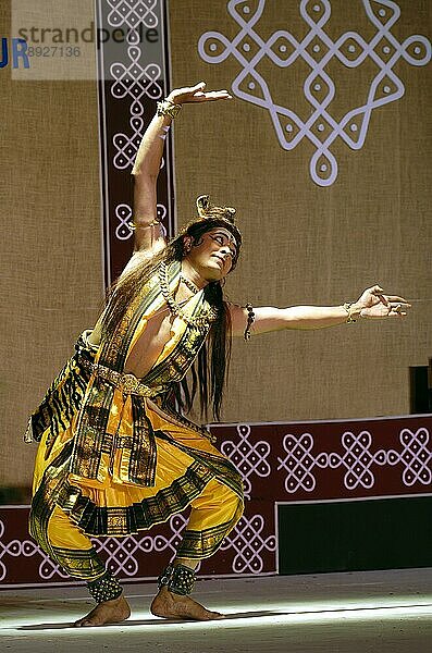 Shiva Tandava Tanz in Bharatanatyam  klassischer Tanz aus Tamil Nadu  Indien  Asien