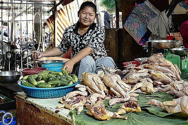 Metzger im russischen Markt (Psah Toul Tompoung) in Phnom Penh  Kambodscha  Asien