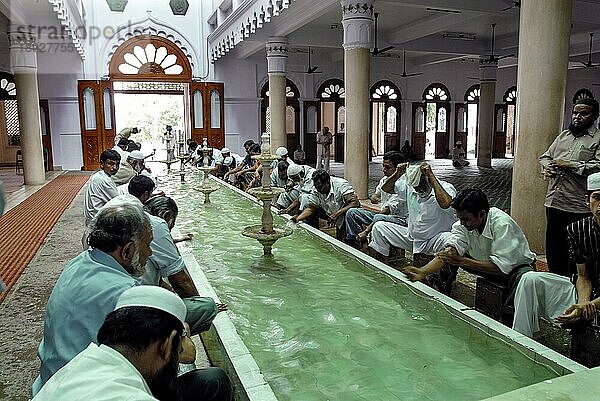 Rituelle Waschung am Pool vor dem Namaz Die Jamia Masjid in Bengaluru Bangalore  Karnataka  Südindien  Indien  Asien