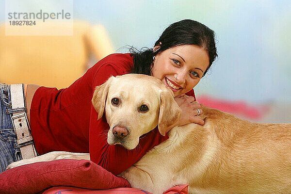 Frau mit Labrador-Retriever