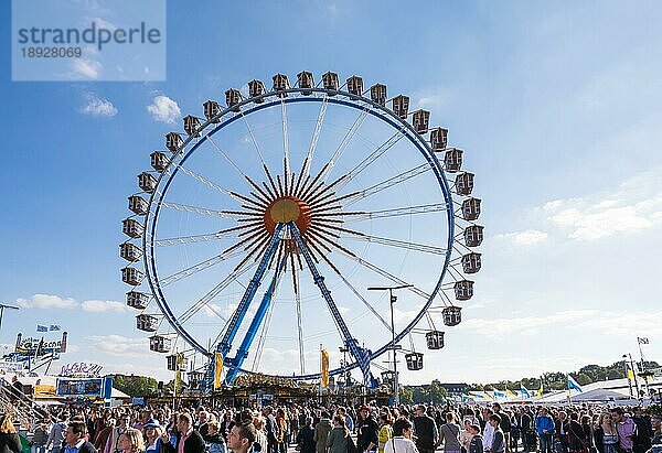 MÜNCHEN  DEUTSCHLAND 30. SEPTEMBER: Menschen vor einem Riesenrad auf dem Oktoberfest in München  Deutschland  am 30. September 2015. Das Oktoberfest ist das größte Bierfest der Welt mit über 6 Millionen Besuchern pro Jahr. Foto aufgenommen von Theresienwies  Europa