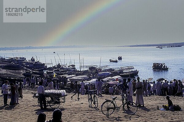 Boote im Fluss Ganga Ganges bei Varanasi Benaras  Uttar Pradesh  Indien  Asien. Regenbogen  Asien
