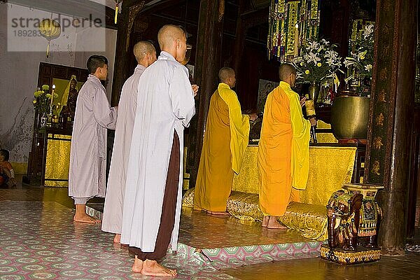 Mönche in der Thiem Mu Pagode  Hue  Vietnam  Asien