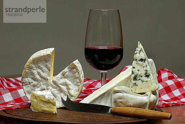 Verschiedene Sorten Weichkäse und Glas Rotwein  Camembert  Brie  Roquefort  Pave  Weichkäse