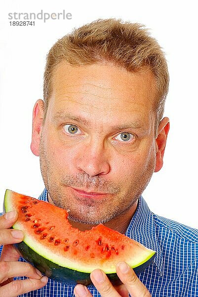Mann ißt Wassermelone