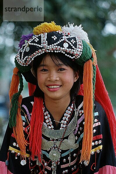 Junge Akka-Frau in traditioneller Kleidung  Thailand  Asien