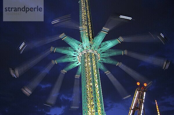 Österreich  Wien  im Prater Rummelplatz  Abendstimmung  Kettenkarusell  Prater Turm  Europa