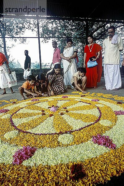 Aththapoovu oder Blumenschmuck während des Onam Festes vor dem Bhagavati Tempel in Kodungallur  Kerala  Südindien  Indien  Asien