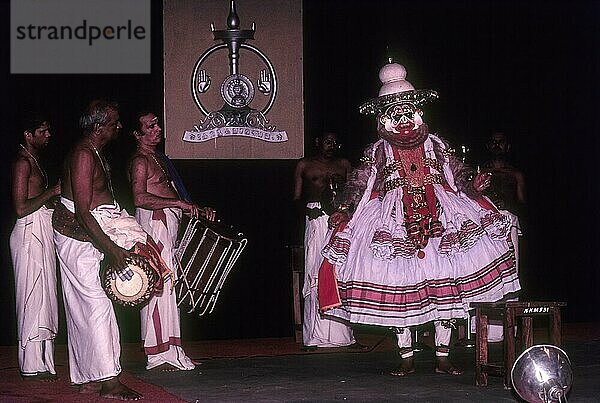 Hanuman in Kathakali Kalyana Sougandhikam Geschichte in Kerala Kalamandalam  Cheruthuruthy bei Soranur  Kerala  Südindien  Indien  Asien