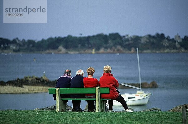 People on bench with view to the Ile de Brehat  Brittany  France  Menschen auf Bank mit Blick auf die Ile de Brehat  Bretagne  Frankreich  Europa
