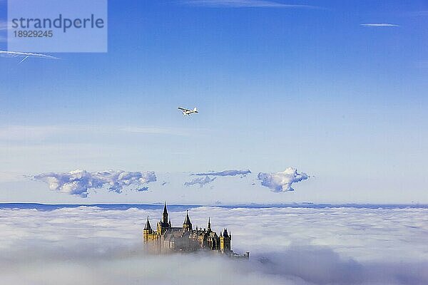 Burg Hohenzollern  Stammburg des Fürstengeschlechts im Sonnenschein  darunter im Tal ein Nebelmeer  Außenaufnahme  Bisingen  Baden-Württemberg  Deutschland  Europa