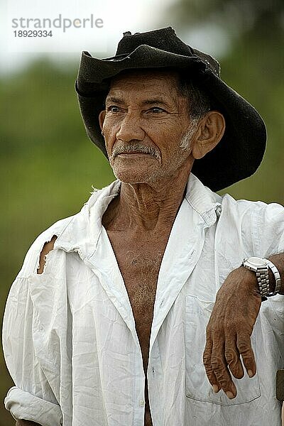 Mann  Pantanal  Brasilien  Erwachsener  Porträt Mann  Brasilien Mann  Porträt  Aborigines  Aborigine  alt  Nahaufnahme  Farbe  tagsüber  älter  ethnisch  Ethnizität  außen  Gesicht  Gesichter  Südamerika