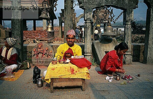 Religiöse Menschen in Budhanilkantha  Nepal  Asien