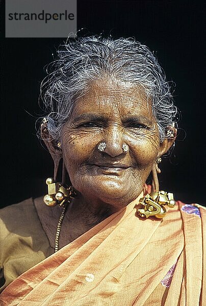 Eine alte Frau trägt einen massiven Thandatti-Ohrring  um ihre Ohrläppchen zu verlängern  Courtalam Kutralam Kuttalam  Tamil Nadu  Südindien  Indien  Asien