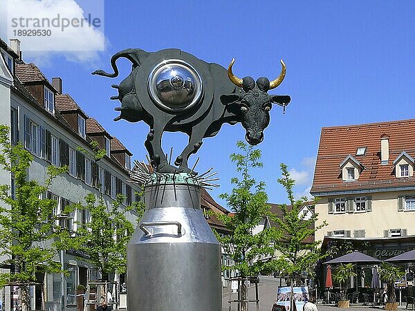 Brunnen in Form einer Kuh auf einer Milchkanne  Milchkuh  Ku (h) riosum  Altstadt Bietigheim-Bissingen  Baden-Württemberg  Deutschland  Europa