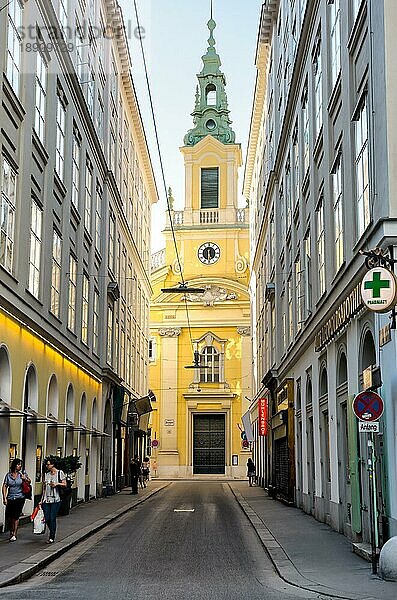 WIEN  ÖSTERREICH 30. AUGUST: Menschen auf der Straße vor der reformierten Stadtkirche in Wien  Österreich am 29. August 2017