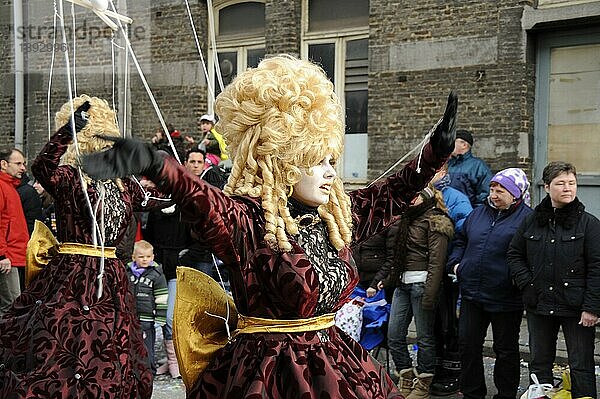 Menschen in Karnevalskostümen beim Karnevalsumzug  Aalst  Flandern  Belgien  Fastnacht  Europa