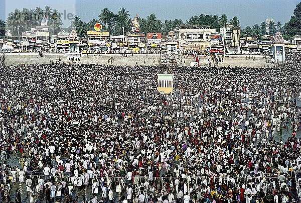 Besprengen der Menschen mit Brahmma theertham (heiliges Wasser) während des Mahamakham Festes in Kumbakonam  Tamil Nadu  Indien  Asien